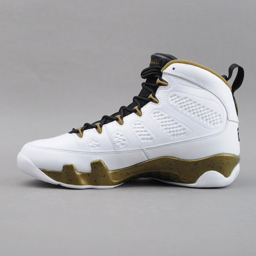 Jordan retro 9 on sale statue